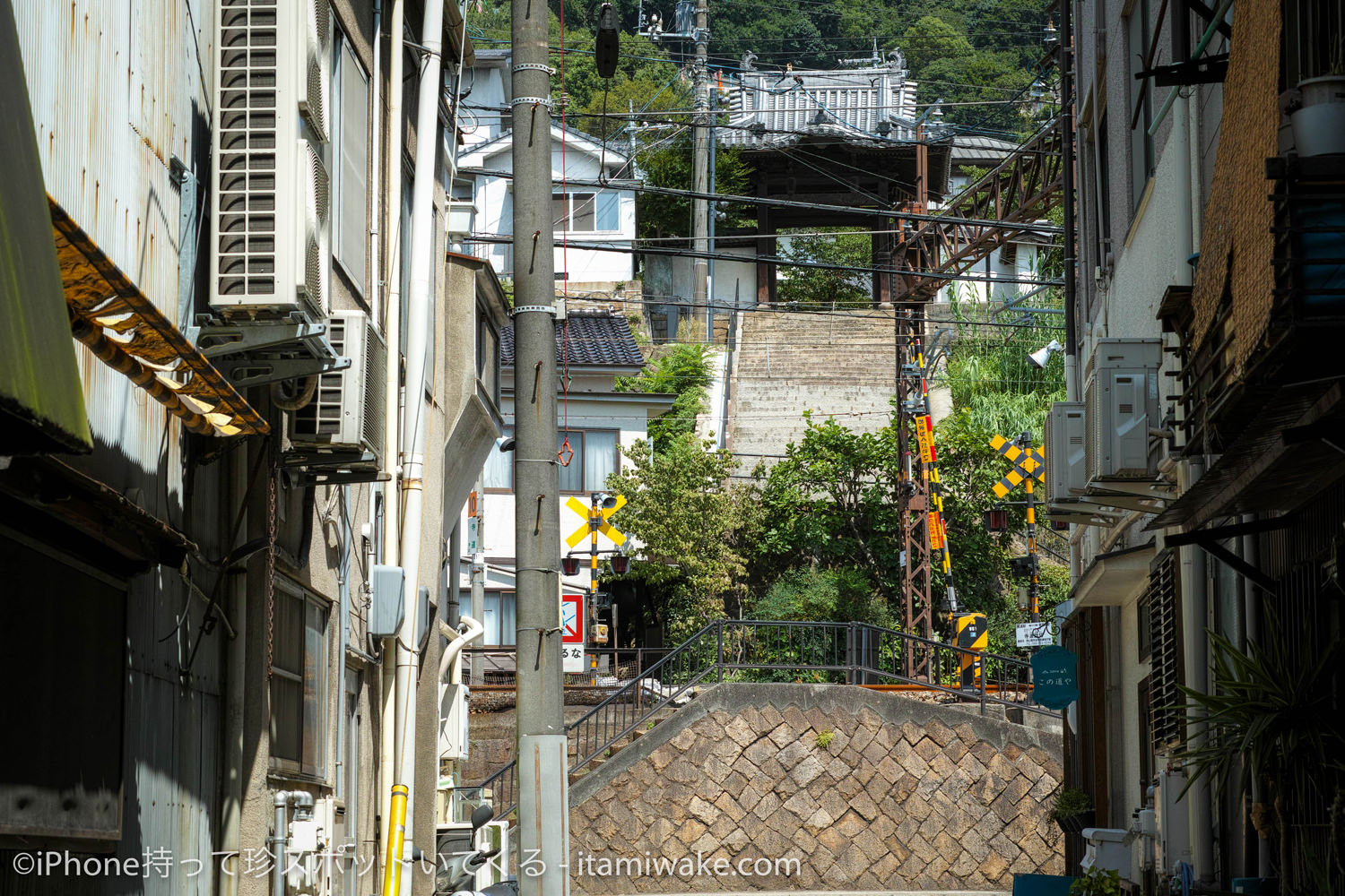 商店街から見える踏切と山門