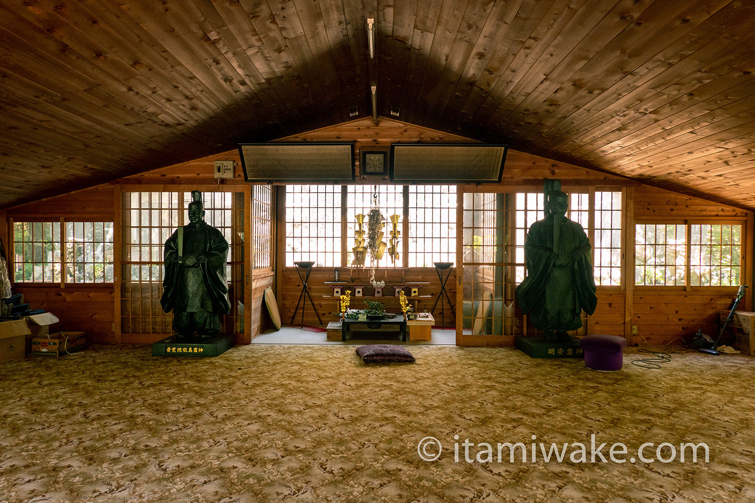 建物の中の像