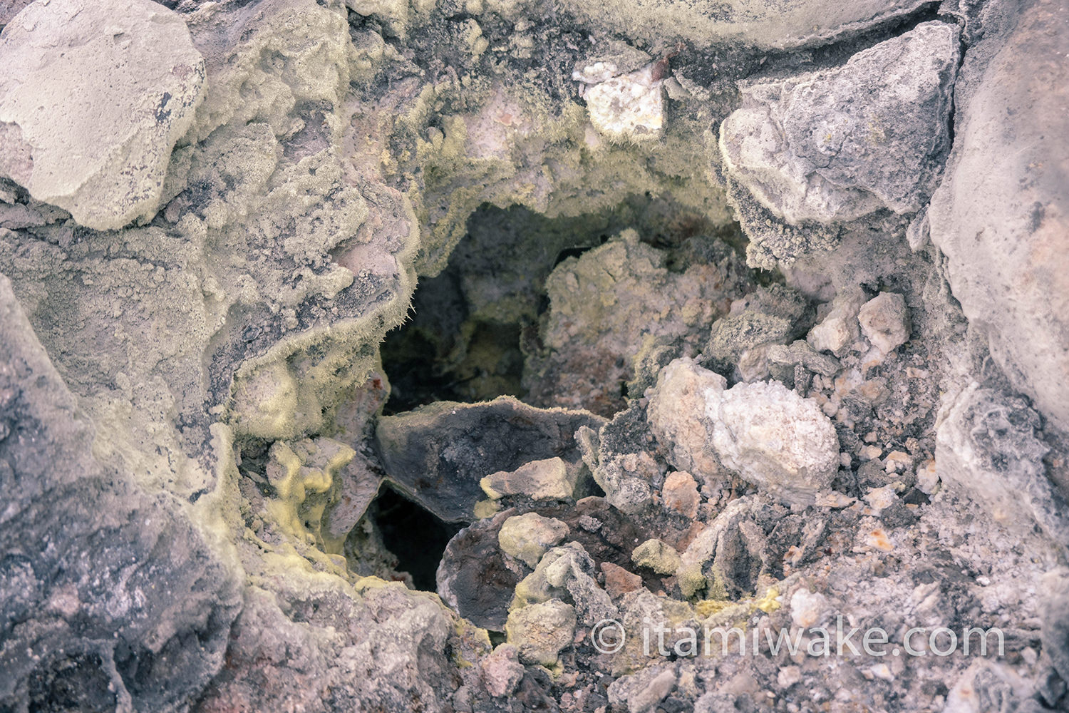 火山ガスの噴出口