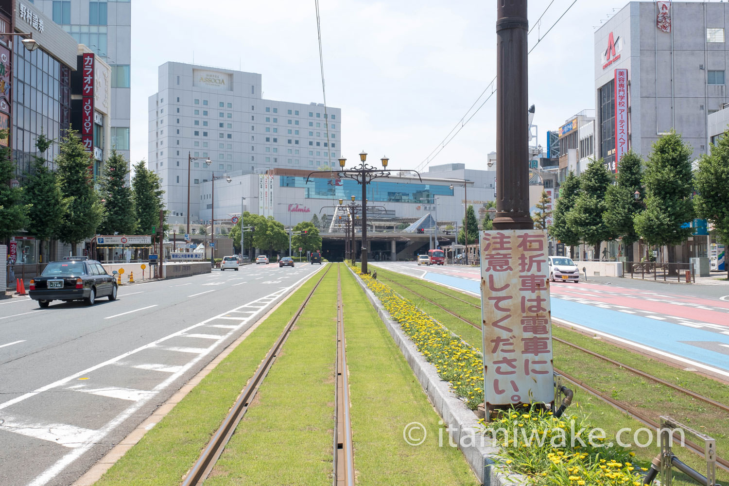 右折車に路面電車通行の注意喚起をする看板