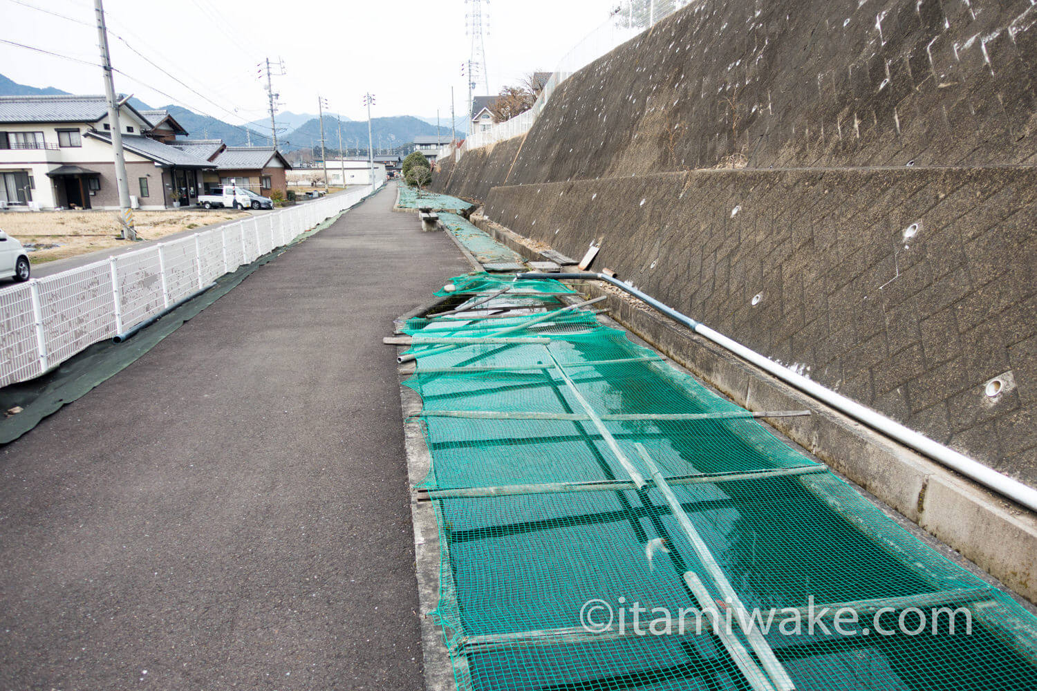 遊歩道にある謎用水路