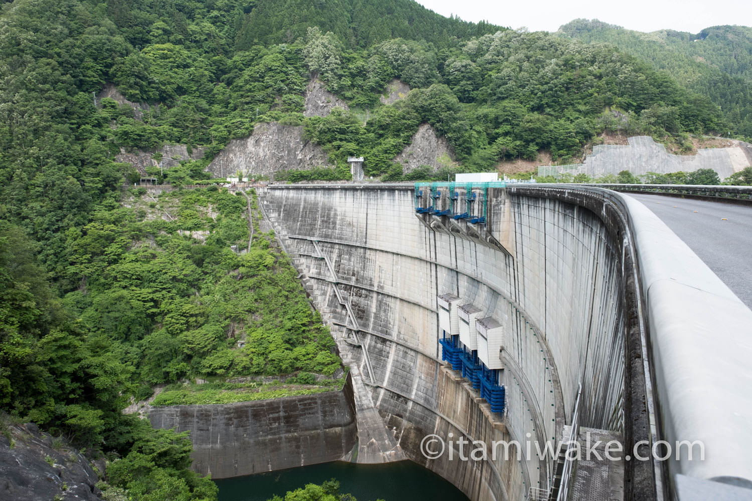 矢作ダムの対岸