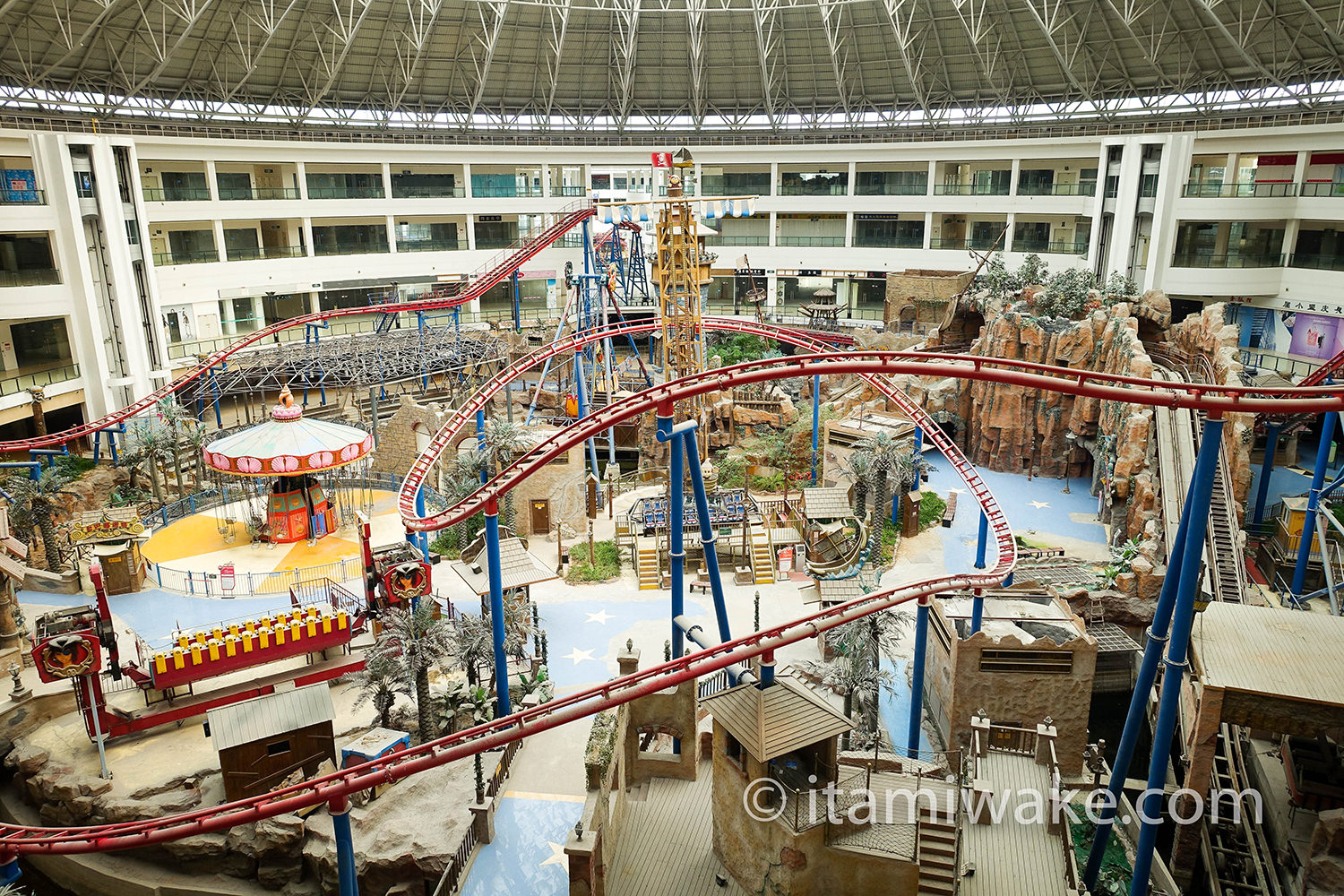 中国の生きる廃墟、青島宝龍楽園へ がら空きのテナントと、巨大屋内遊園地廃墟を堪能