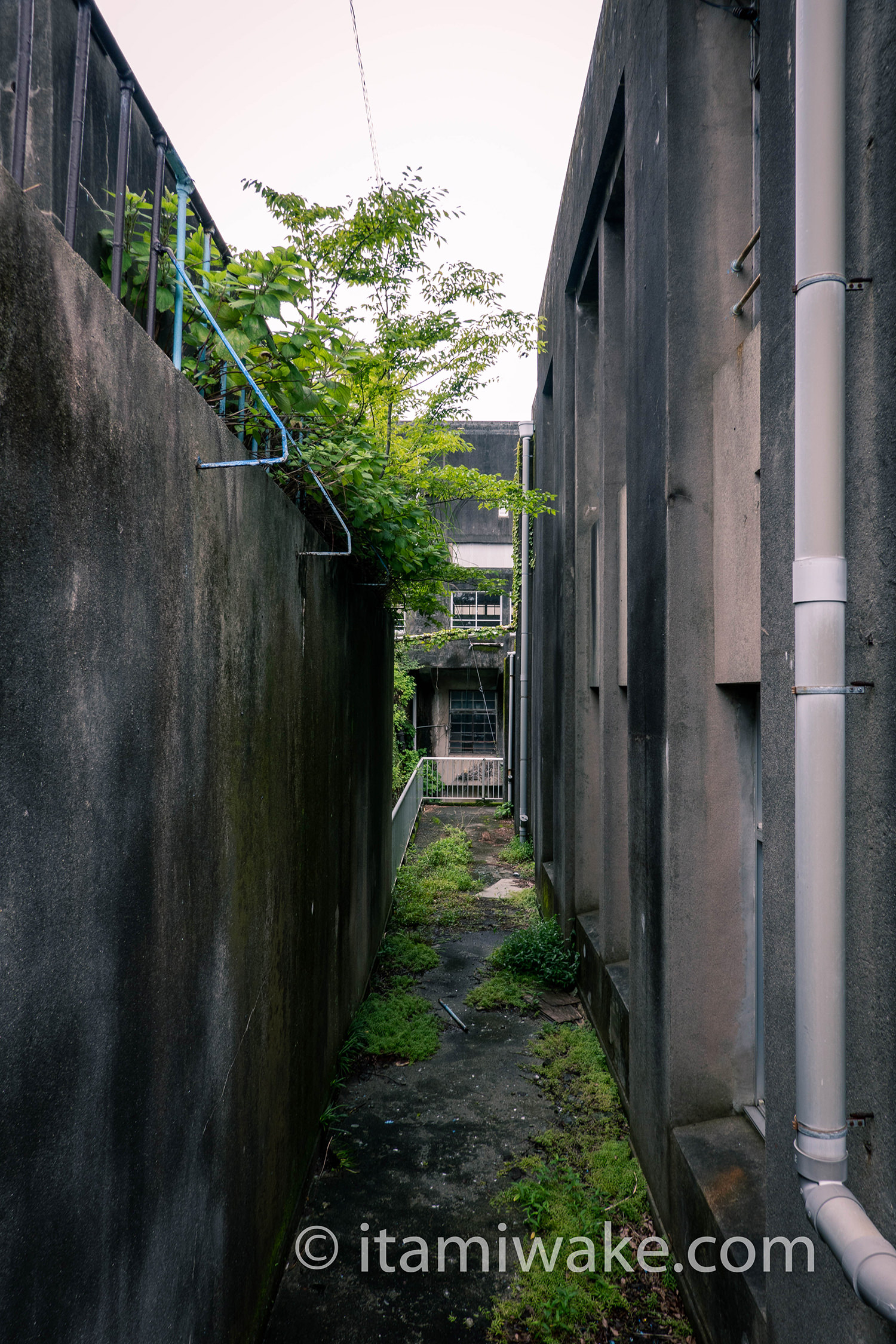 狭い通路を通る