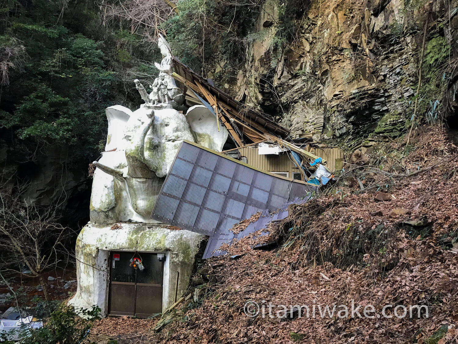 建物が崩壊している