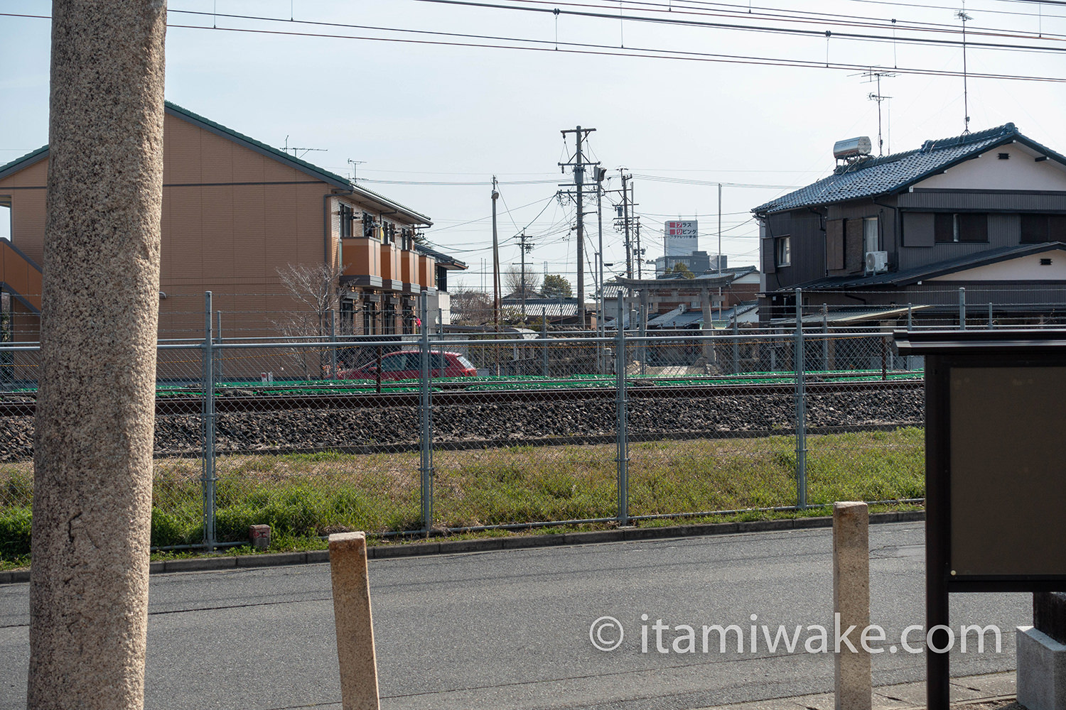 東側の参道を振り返る