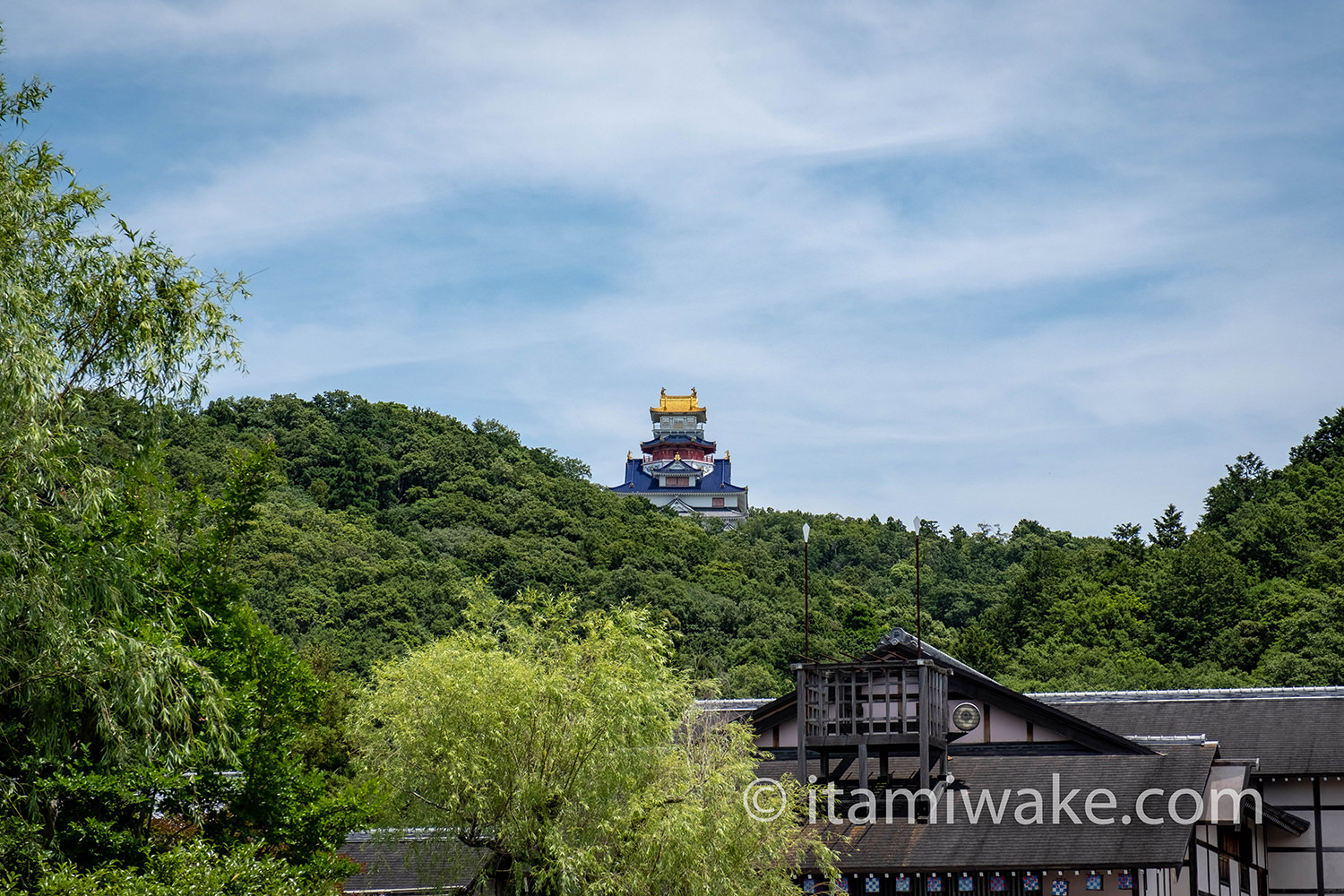 遠くから見る安土城