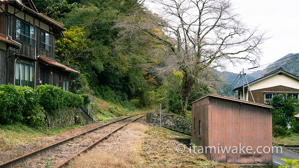 こういう住宅の間を縫う線路は好き