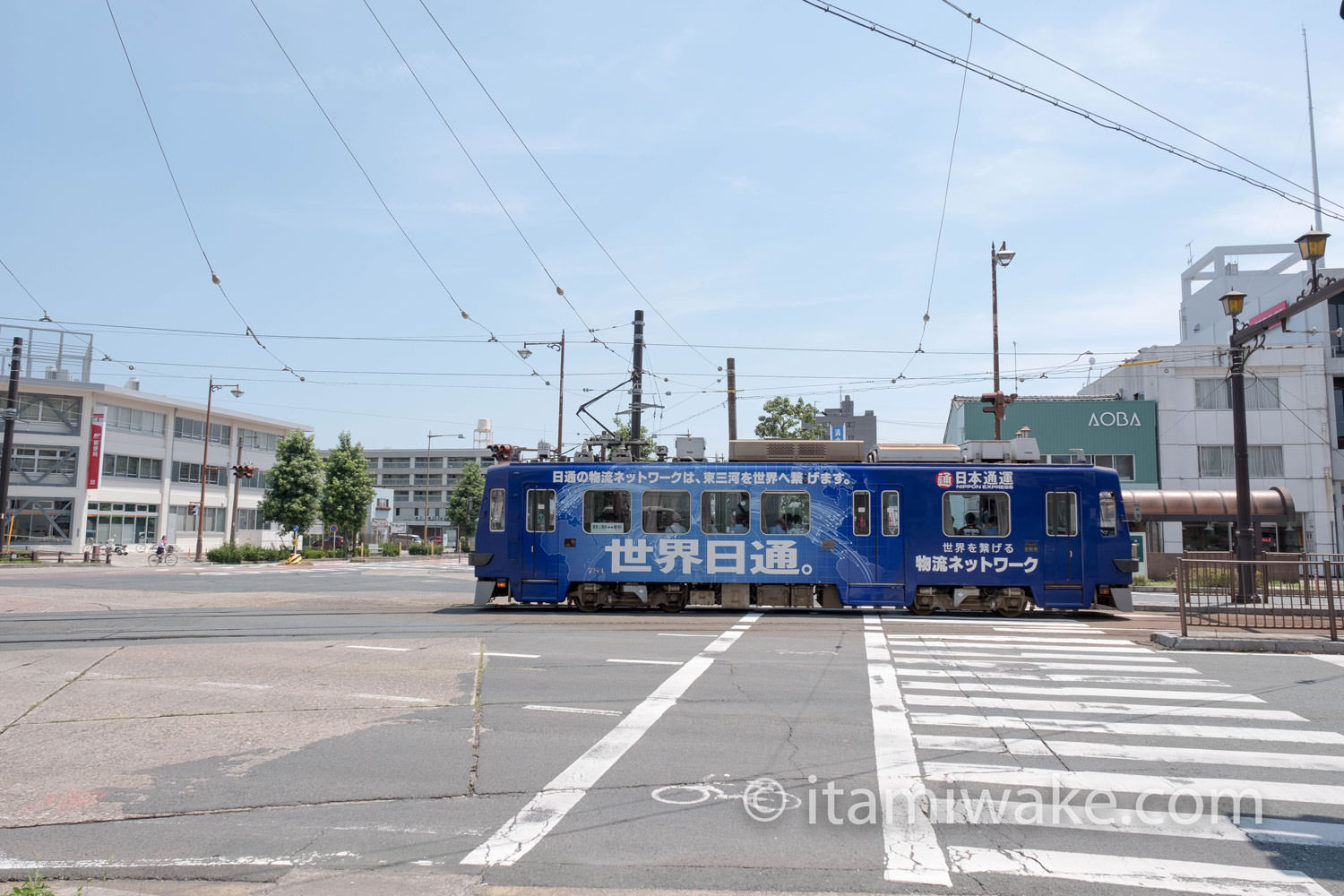 路面電車の上には電線がたくさん