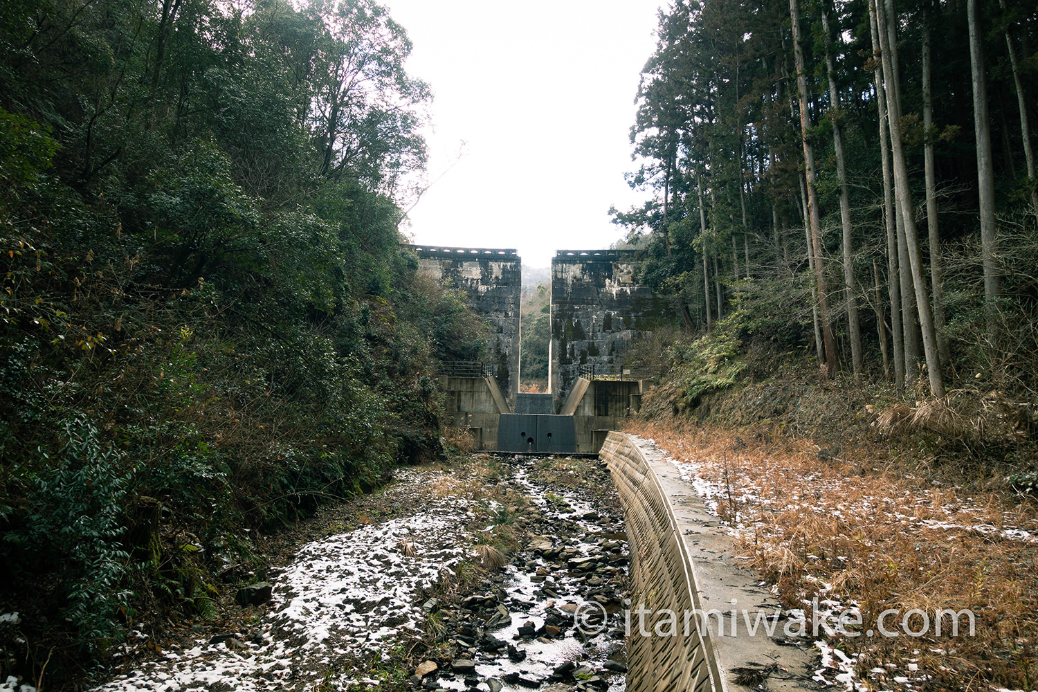 羽根越貯水池堰堤を遠くから見る