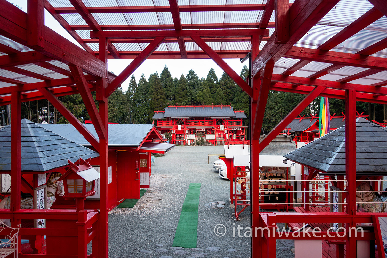 宝来宝来神社境内を見下ろす