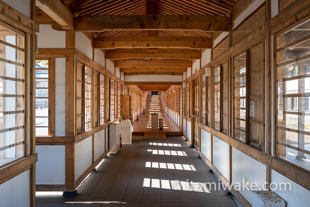 綺麗な廊下を行く