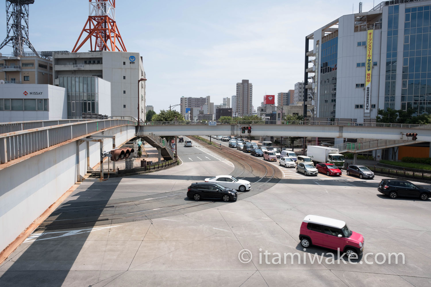 歩道橋からカーブを見る