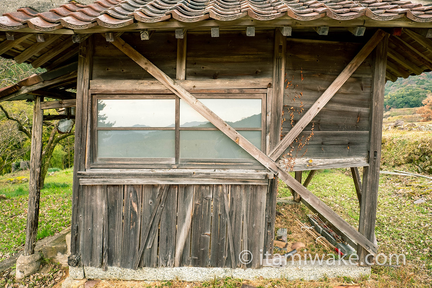 潰れそうな小屋