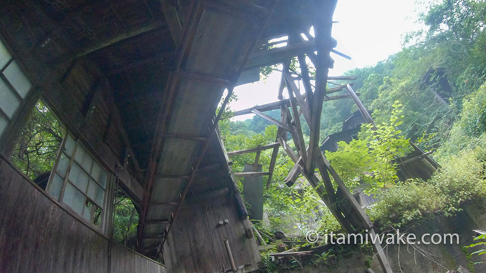 頭上のベルトコンベア