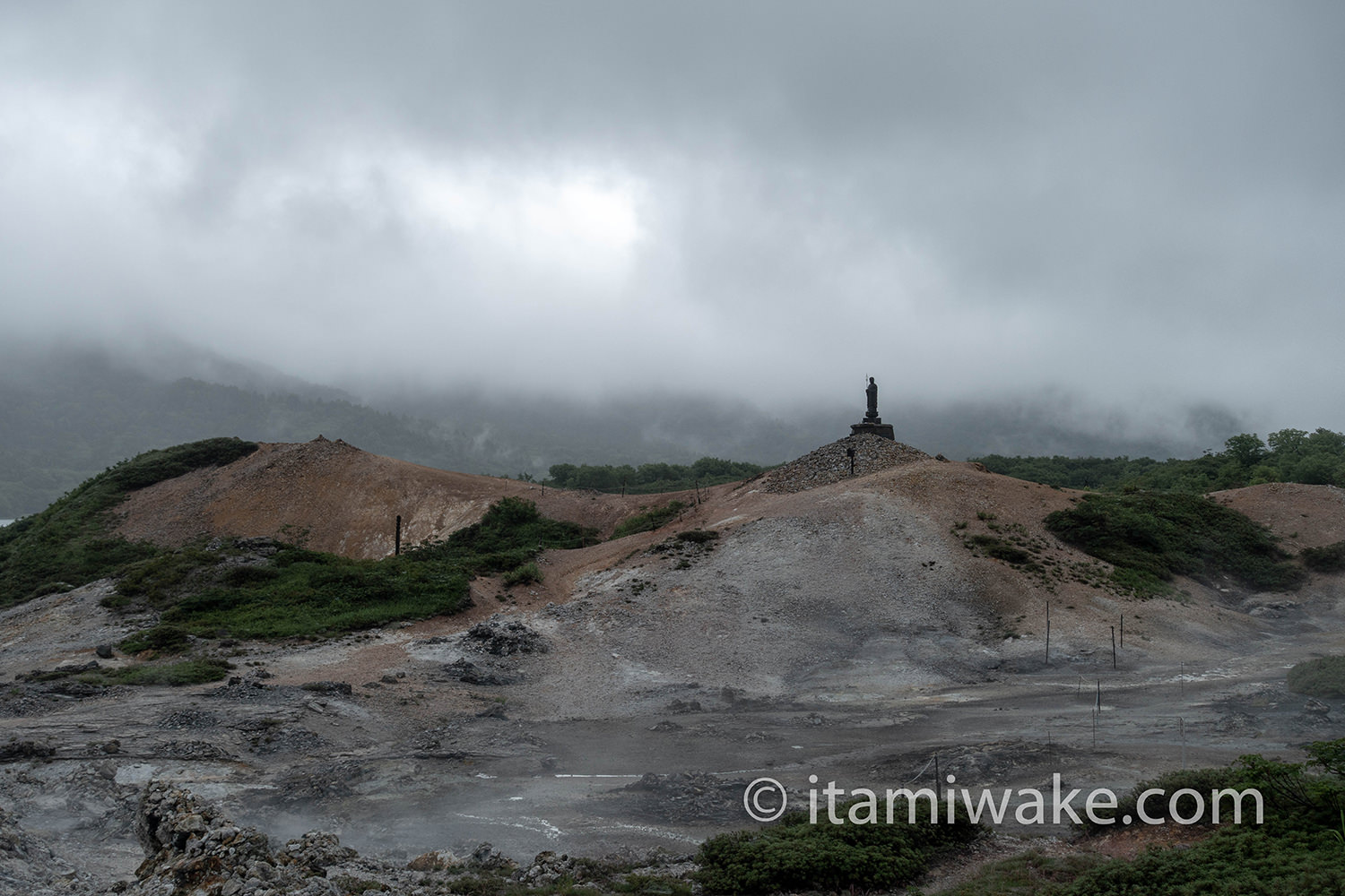 雨の中の恐山の風景