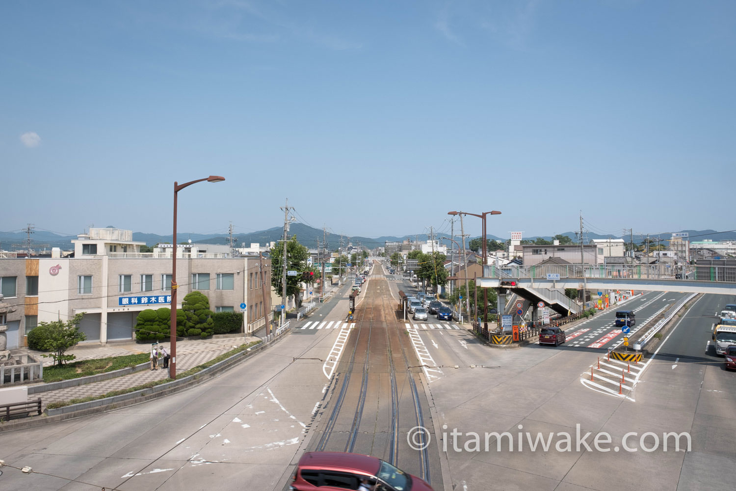 国道1号線と路面電車