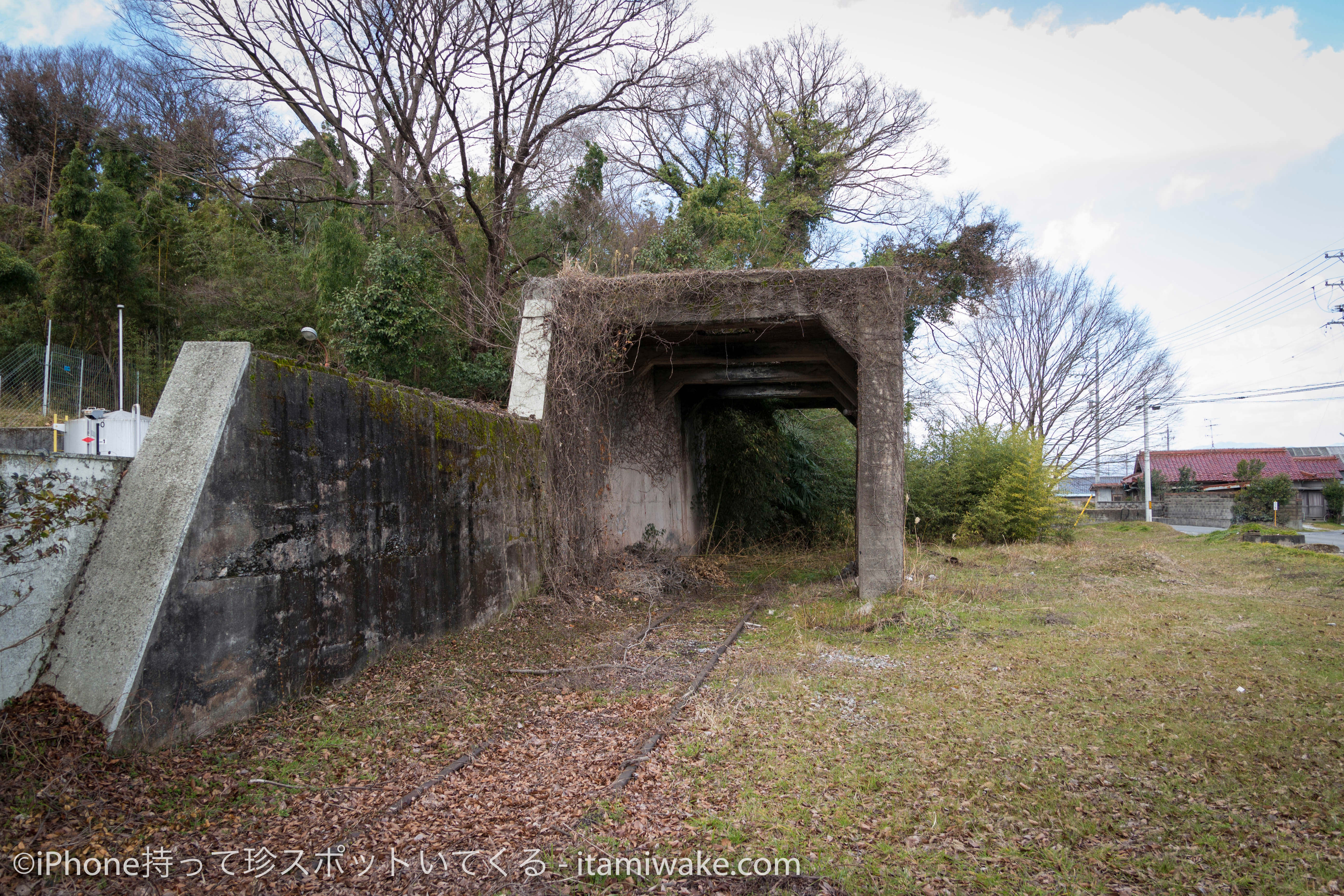 線路とコンクリートの遺構