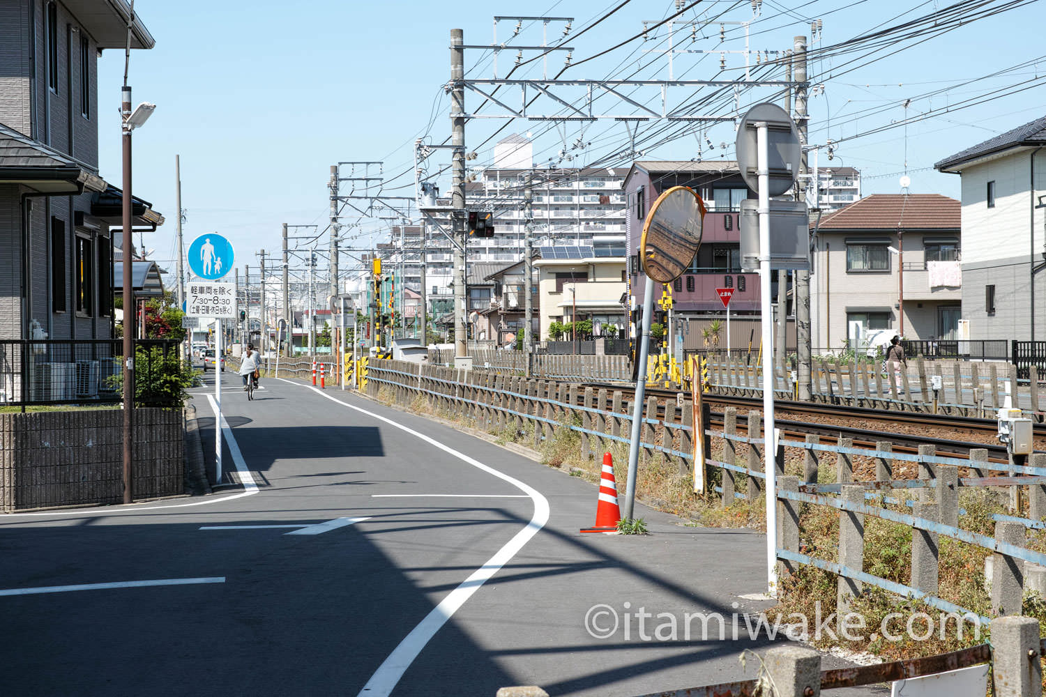 あらぬ方向を向くカーブミラー