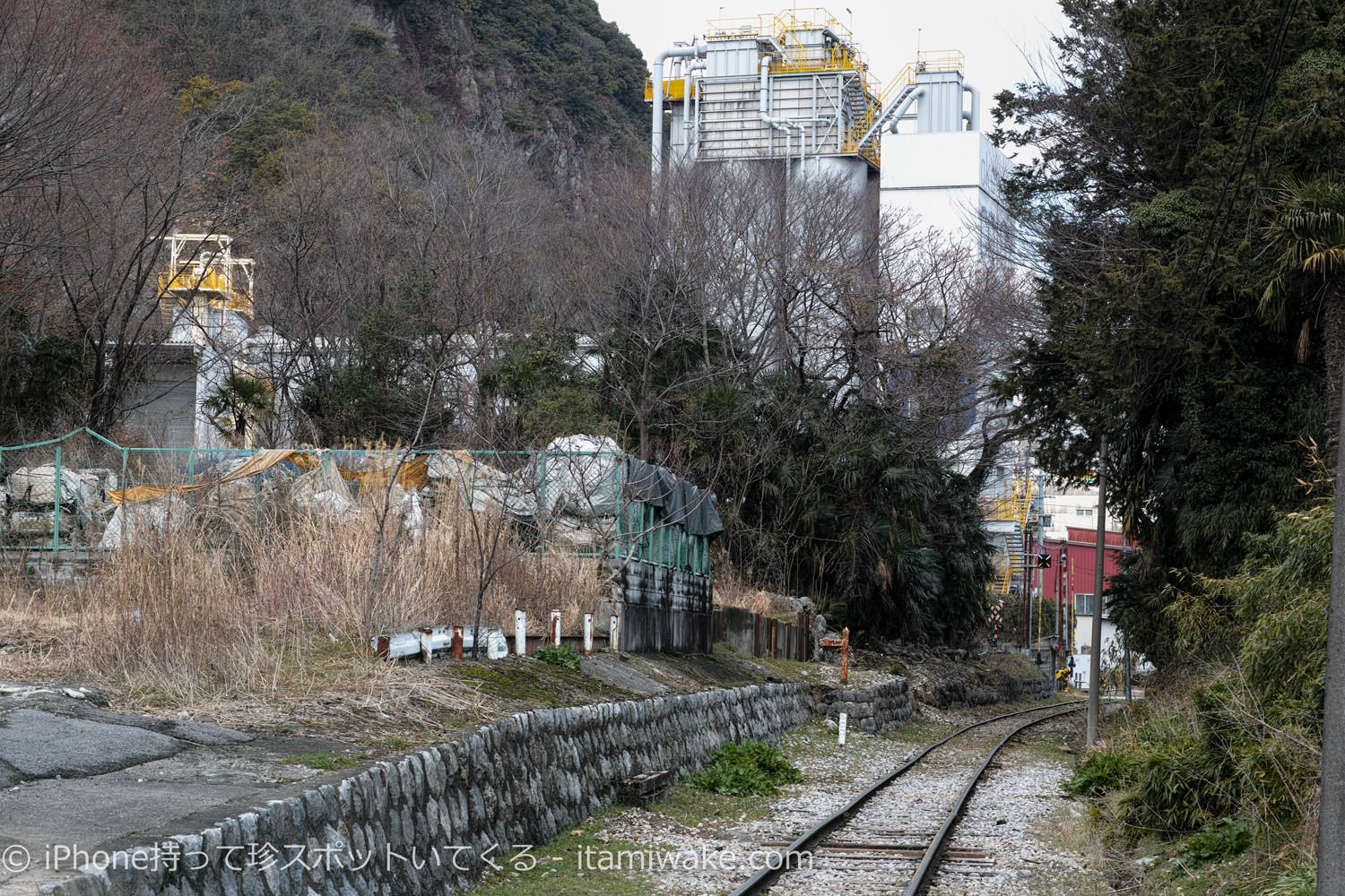 工場に続く市橋線