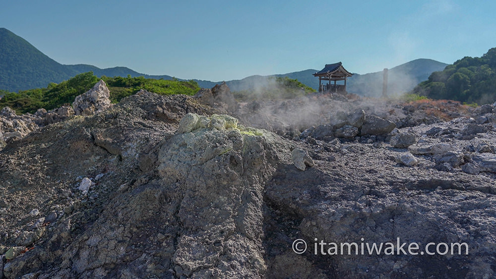 火山ガス吹き荒れる