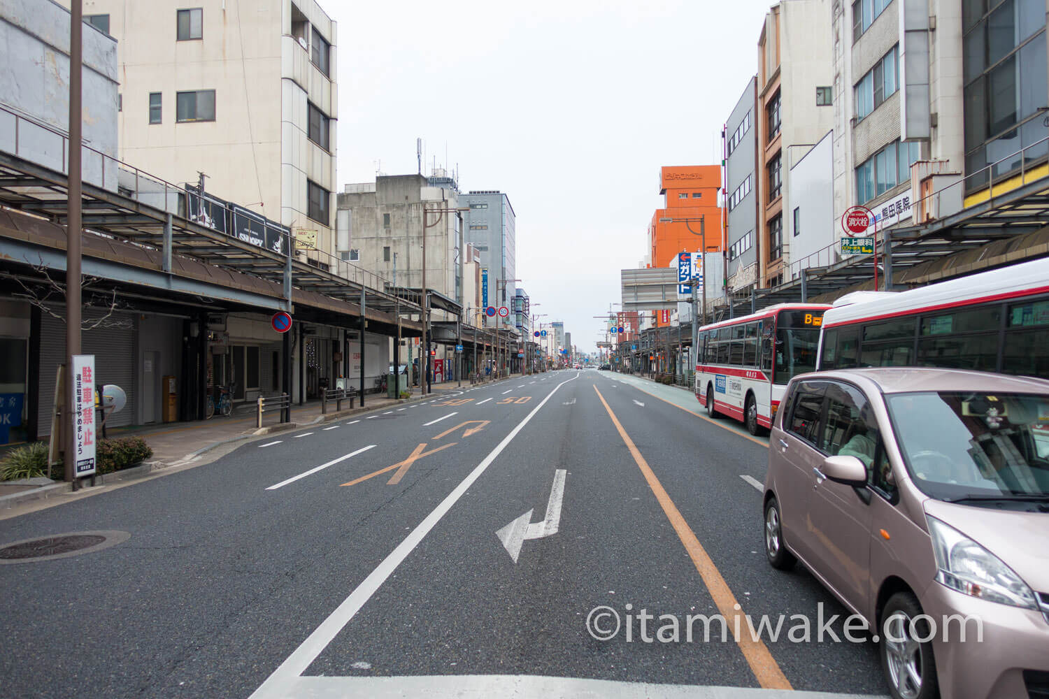 アスファルトに残る廃線跡