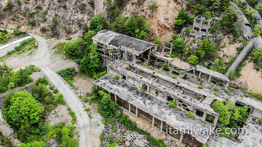 遺跡のように残る鉱山跡