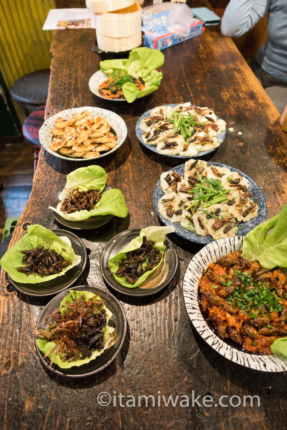 食卓に並ぶ昆虫料理