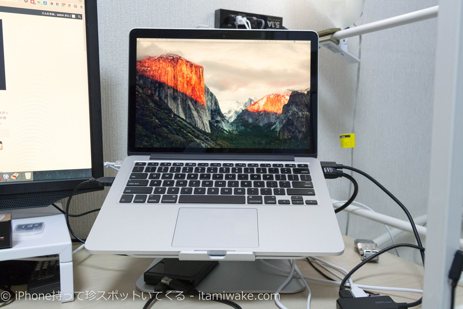 ラップトップスタンドにMacBookProを装着