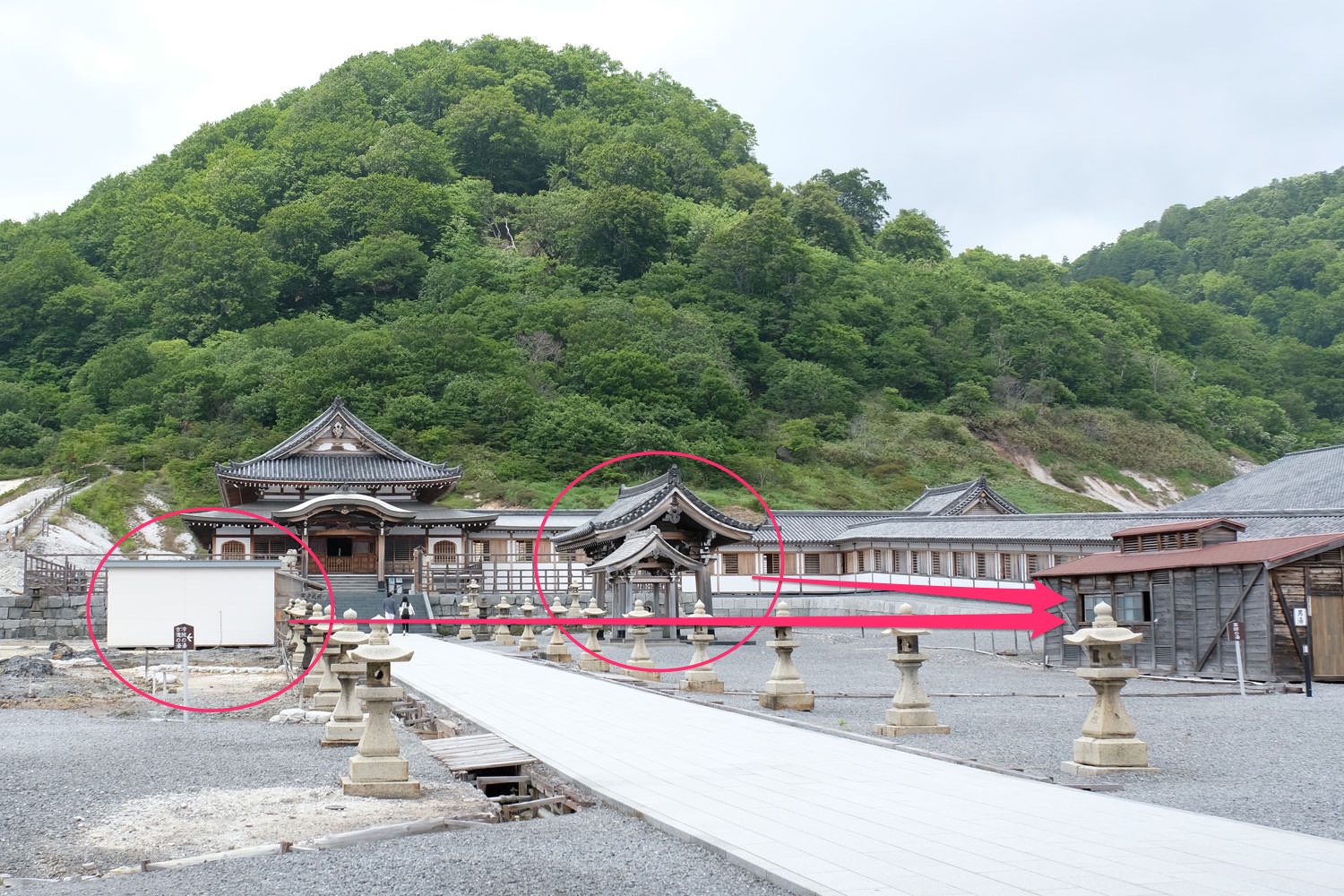 参道から見える温泉