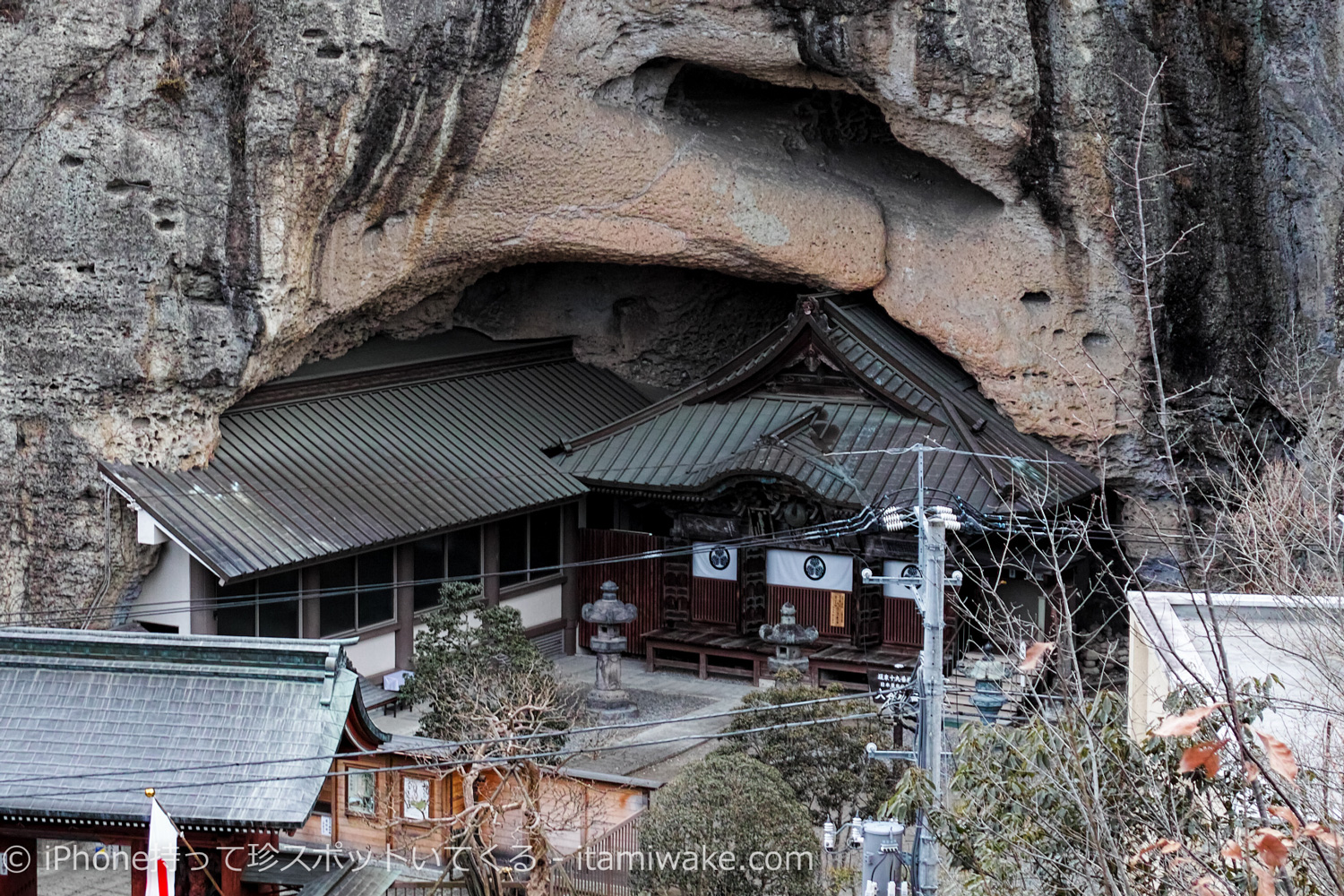 岩の間にあるお寺