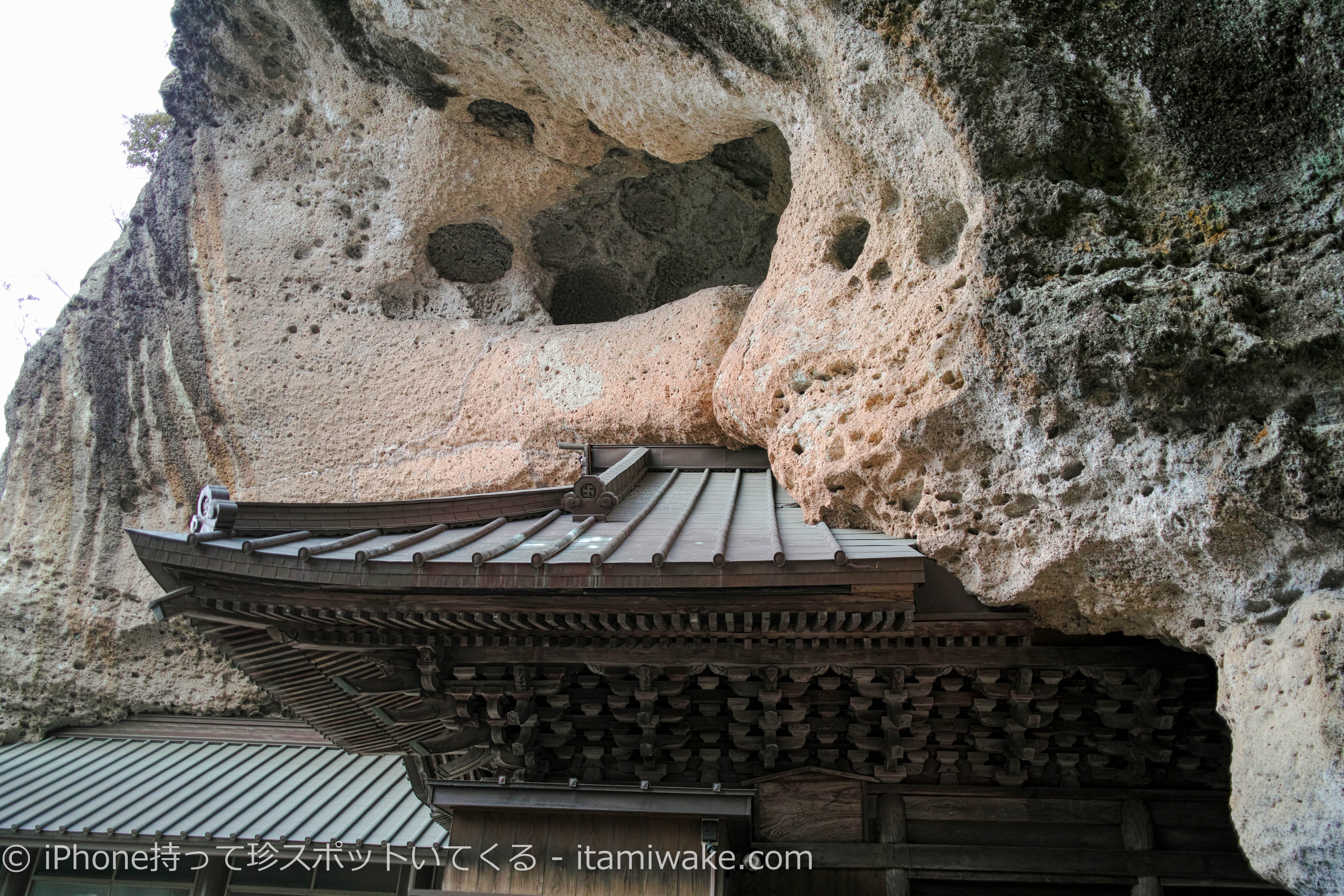 岩とお寺の間