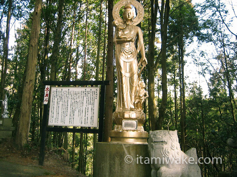 山道に配置される観音像