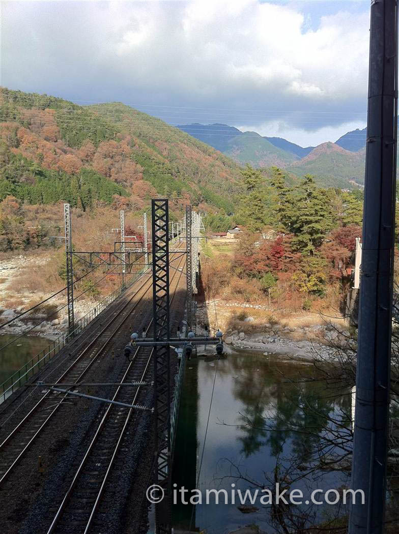 周辺は緑の深い山