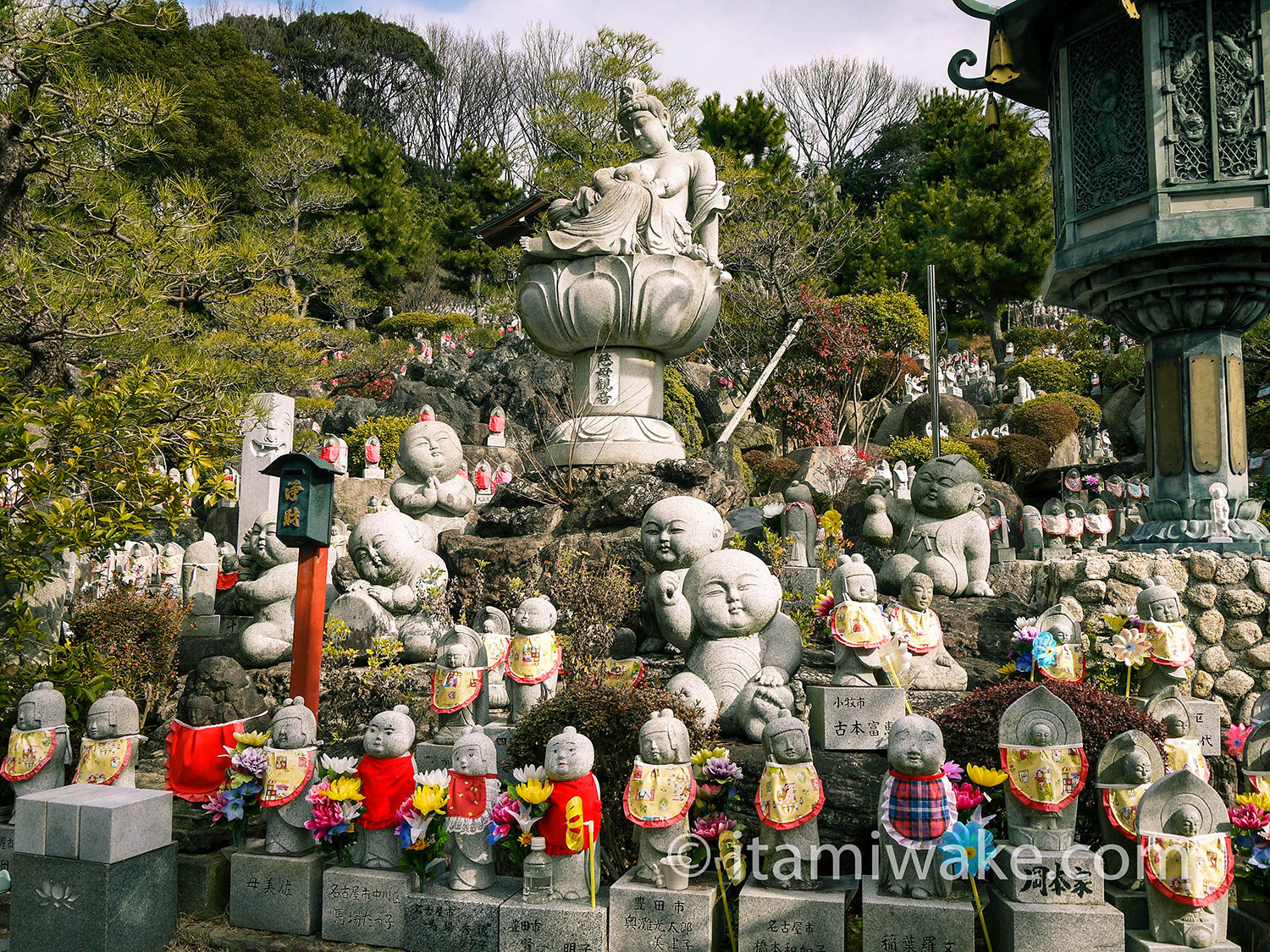 水子地蔵に見つめられ