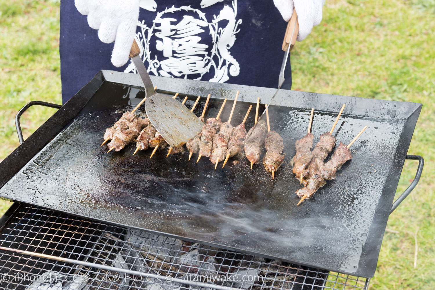 塩胡椒で味付けされる馬肉