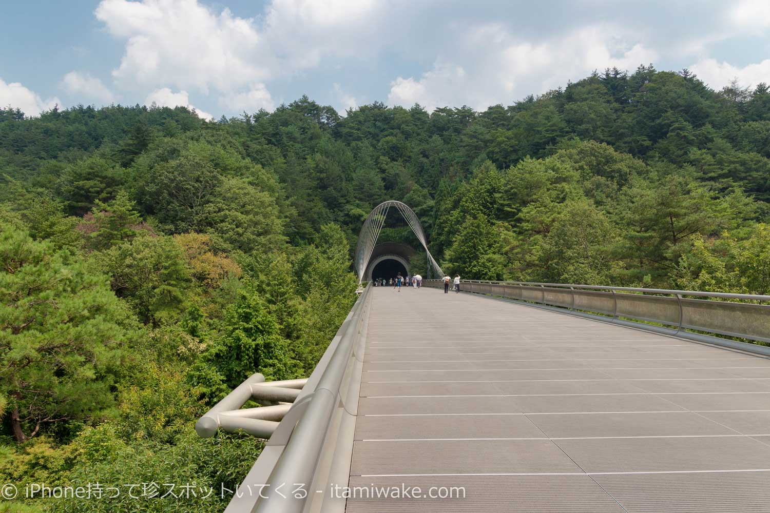 トンネルを抜けた先の橋