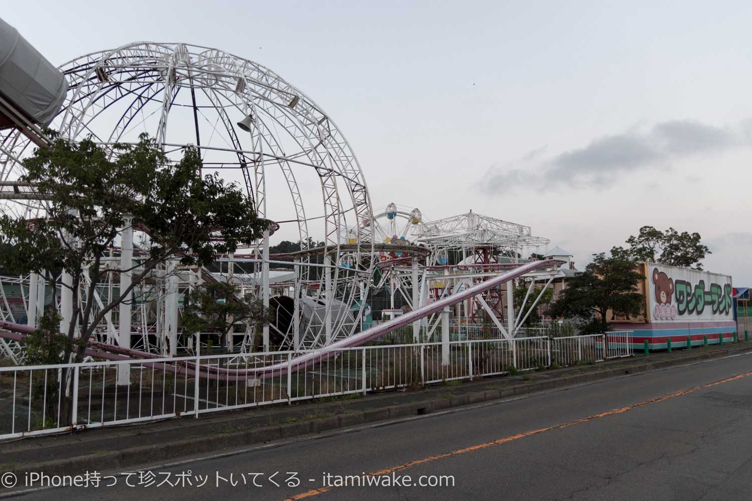 道路から見た遊園地