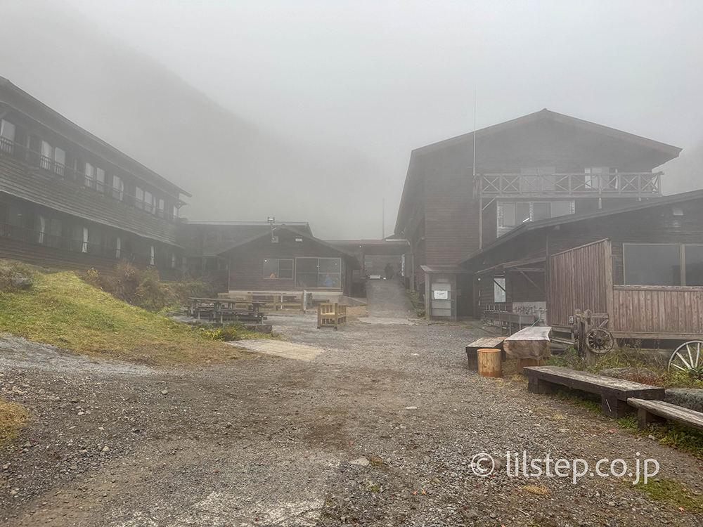 こんな山の上にこれだけの建物がある